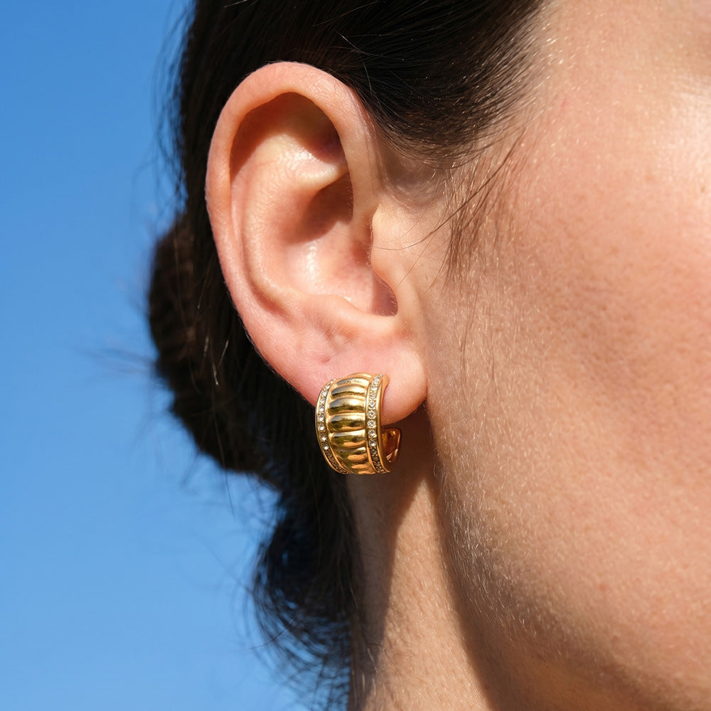316L Stainless Steel 18K Gold PVD Vintage Roman-Style Paved Zircon Wide C-Shaped Earrings - Vintage Gold C-Shaped Earrings Paved Zircon Roman Style Wholesale Stainless Steel Jewelry - Sensitive Skin Friendly - Detail 3