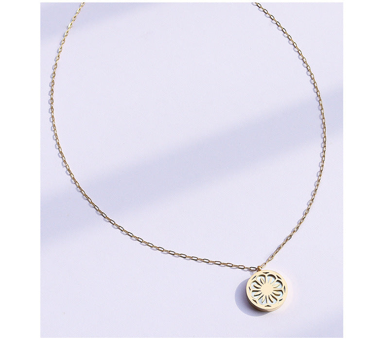 Close-up of 18K Gold PVD White Mother-of-Pearl Daisy Flower Pendant, 316L Stainless Steel Floral Charm, High-Quality Waterproof & Tarnish-Free Jewelry, Wholesale Jewelry for Resale