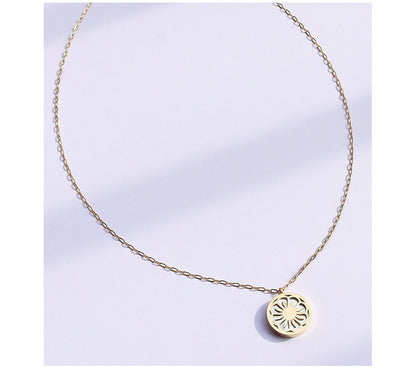 Close-up of 18K Gold PVD White Mother-of-Pearl Daisy Flower Pendant, 316L Stainless Steel Floral Charm, High-Quality Waterproof & Tarnish-Free Jewelry, Wholesale Jewelry for Resale