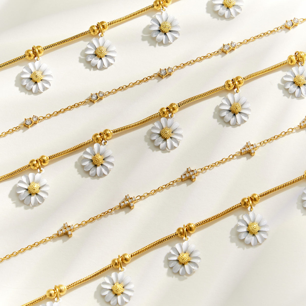 Daisy bracelet with zircon accents in gold color