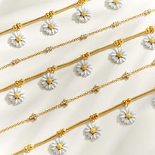 Daisy bracelet with zircon accents in gold color