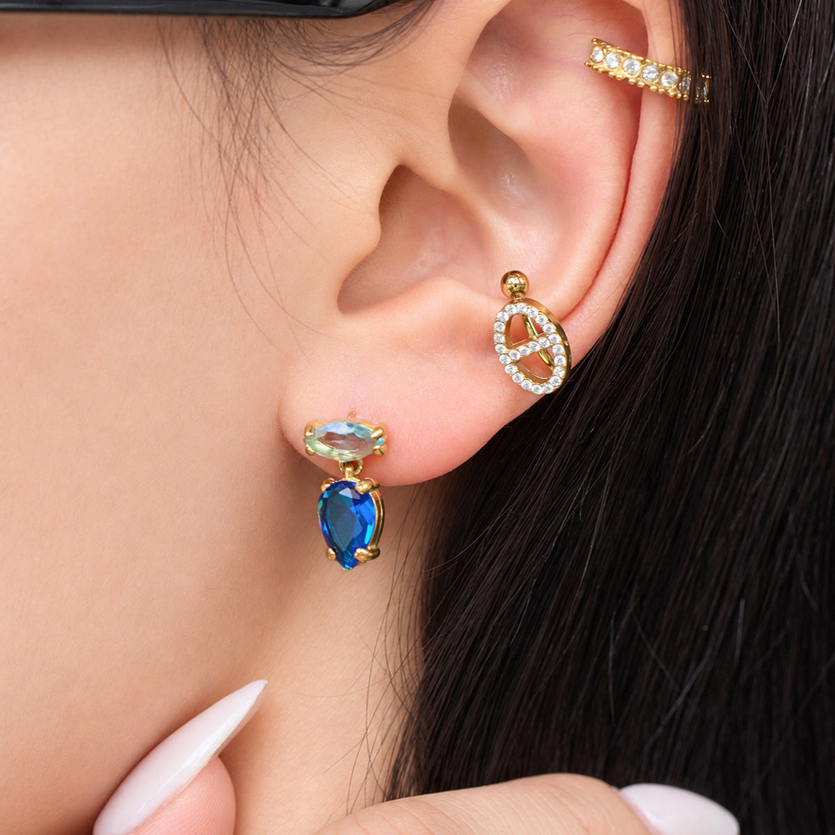 Chic white zircon earrings with gold plating