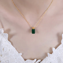 316L stainless steel Elegant Green Crystal Inlaid Minimalist Necklace close-up detail view for wholesale necklace buyers