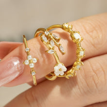 Elegant gold flower ring set