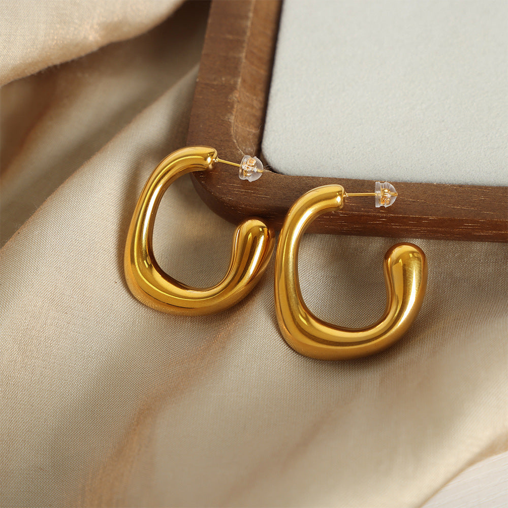 Minimalist G-shaped hoop earrings made of 316L stainless steel with smooth gold plating