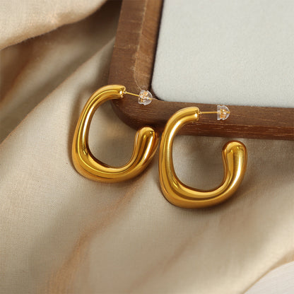 Minimalist G-shaped hoop earrings made of 316L stainless steel with smooth gold plating