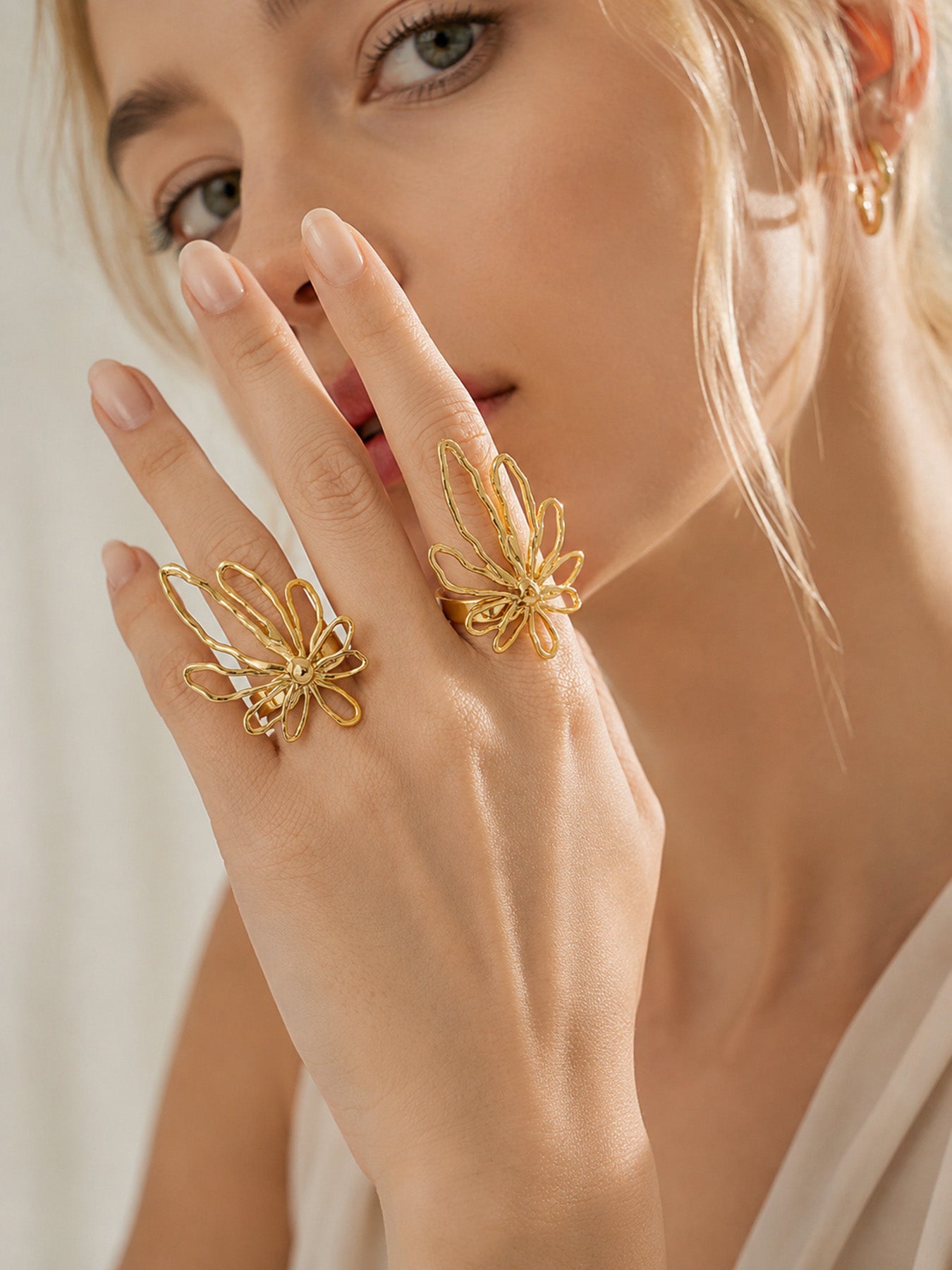 Elegant Floral Design Gold Ring