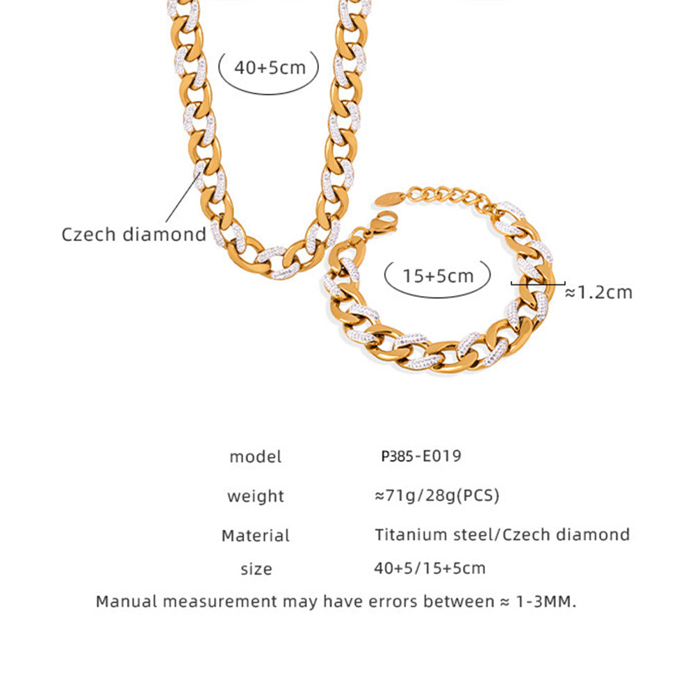 Elegant 316L stainless steel pendant necklace showcasing its 18K gold finish