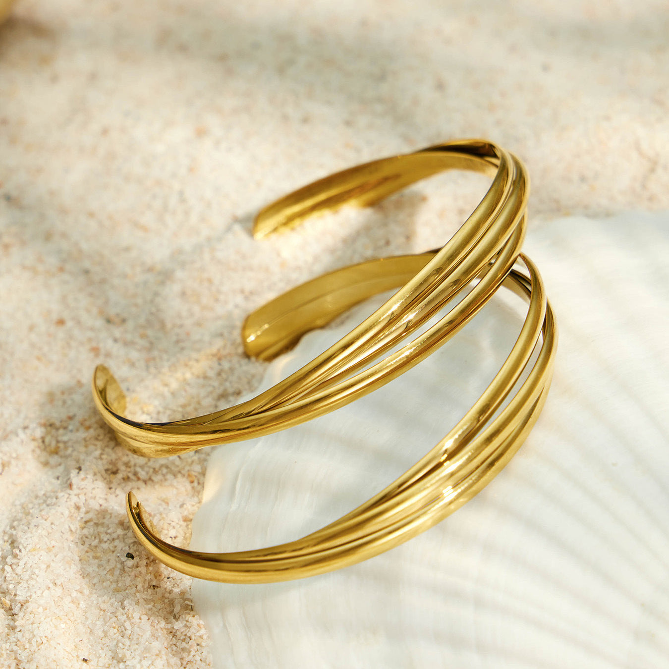 Three-layer interwoven gold bangle