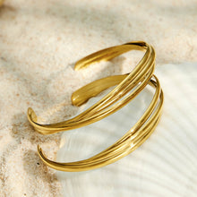 Three-layer interwoven gold bangle