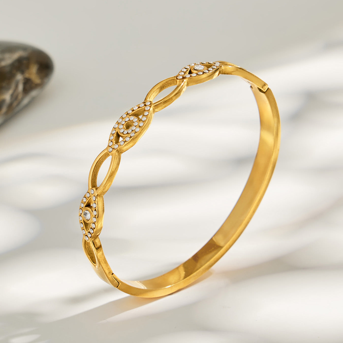 Heart zircon bangle in gold finish