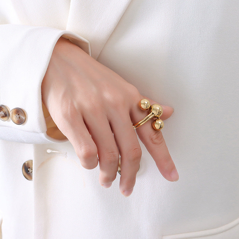 Stunning five-pointed star ring in gold color