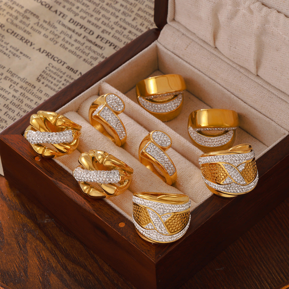 Geometric adjustable ring in gold finish