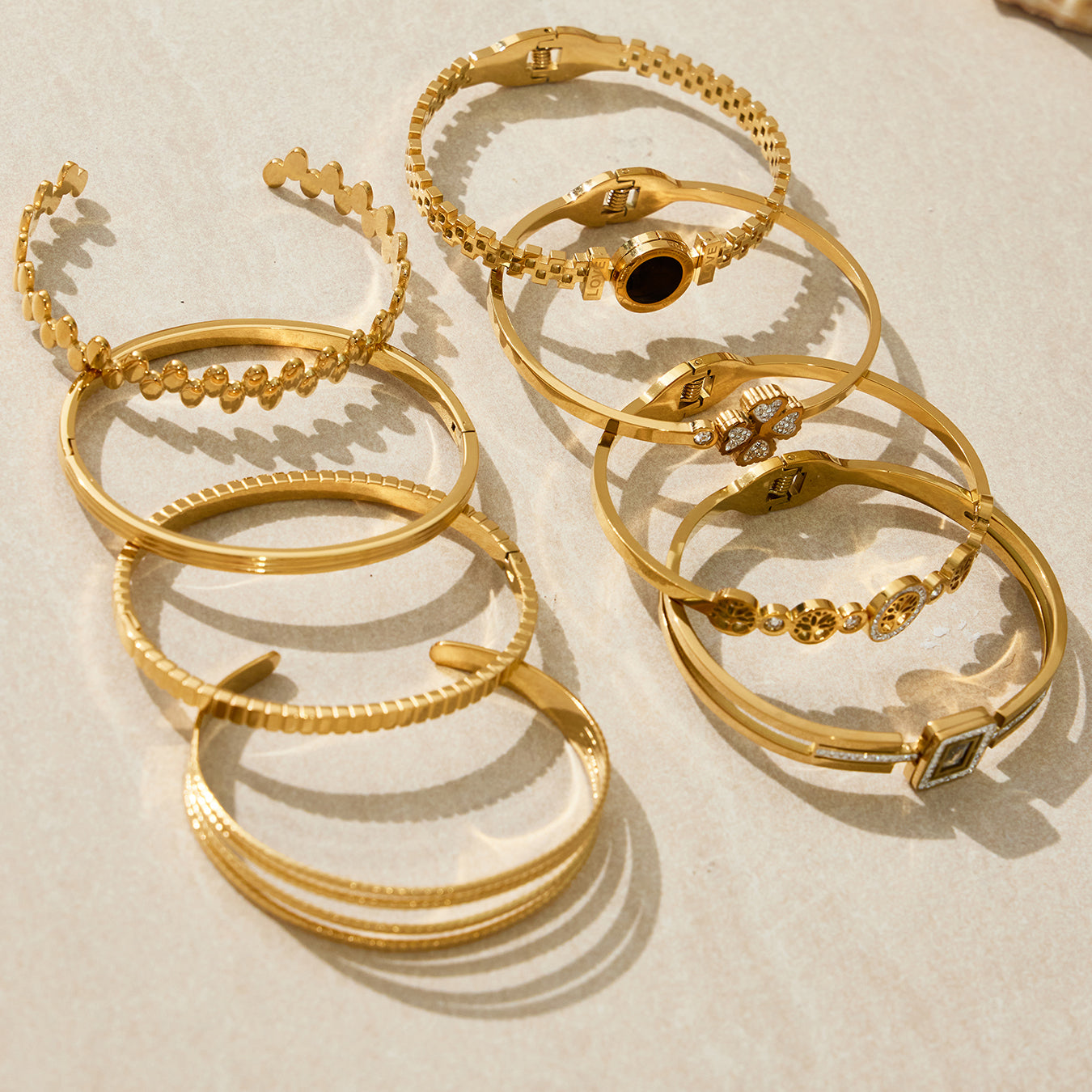 18K gold zircon clasp bangle set displayed on beige background, high-end fashion bundle
图 5（金色卡扣手镯细节陈列图）