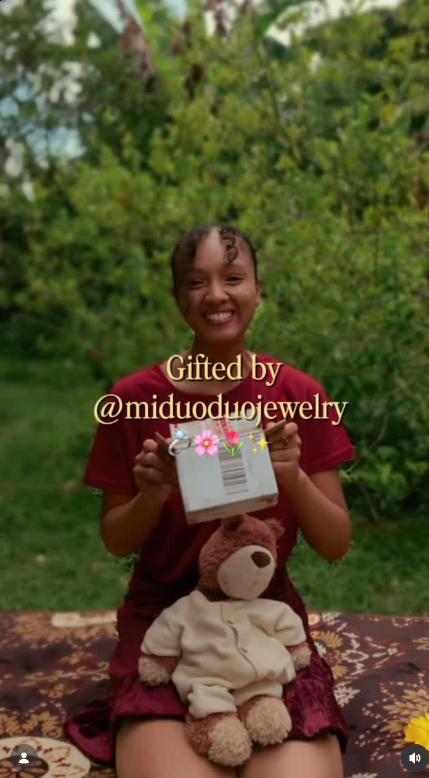 Creator holding a Miduoduo jewelry package with a gifted collaboration disclosure
