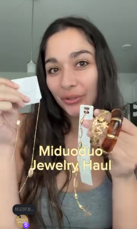 Creator presenting jewelry cards and gold-tone jewelry in a Miduoduo haul screenshot