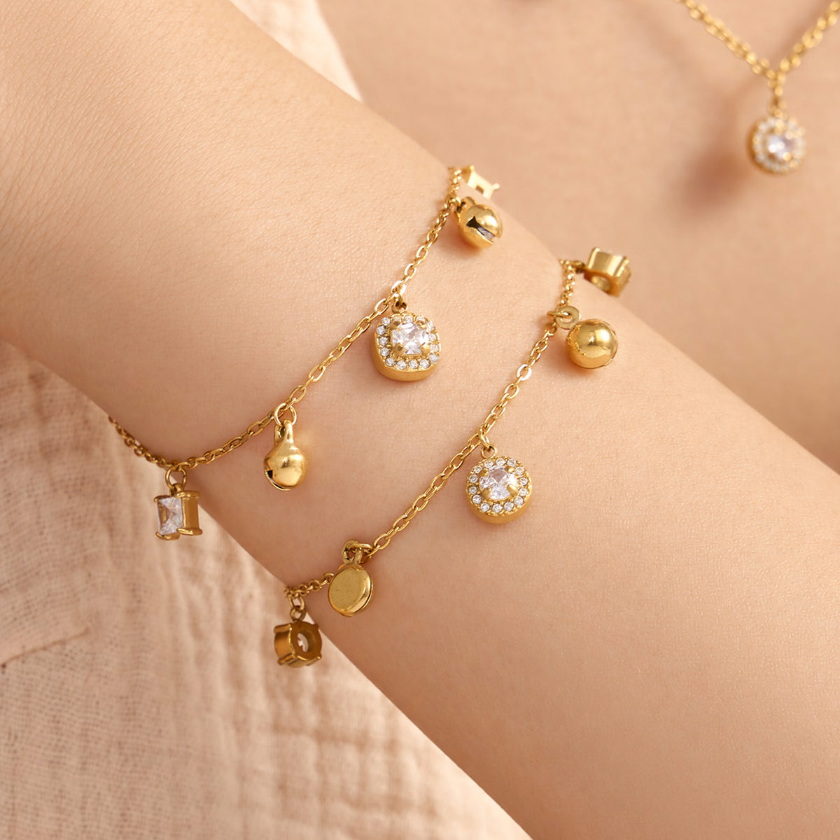 Elegant round zircon gold bracelet