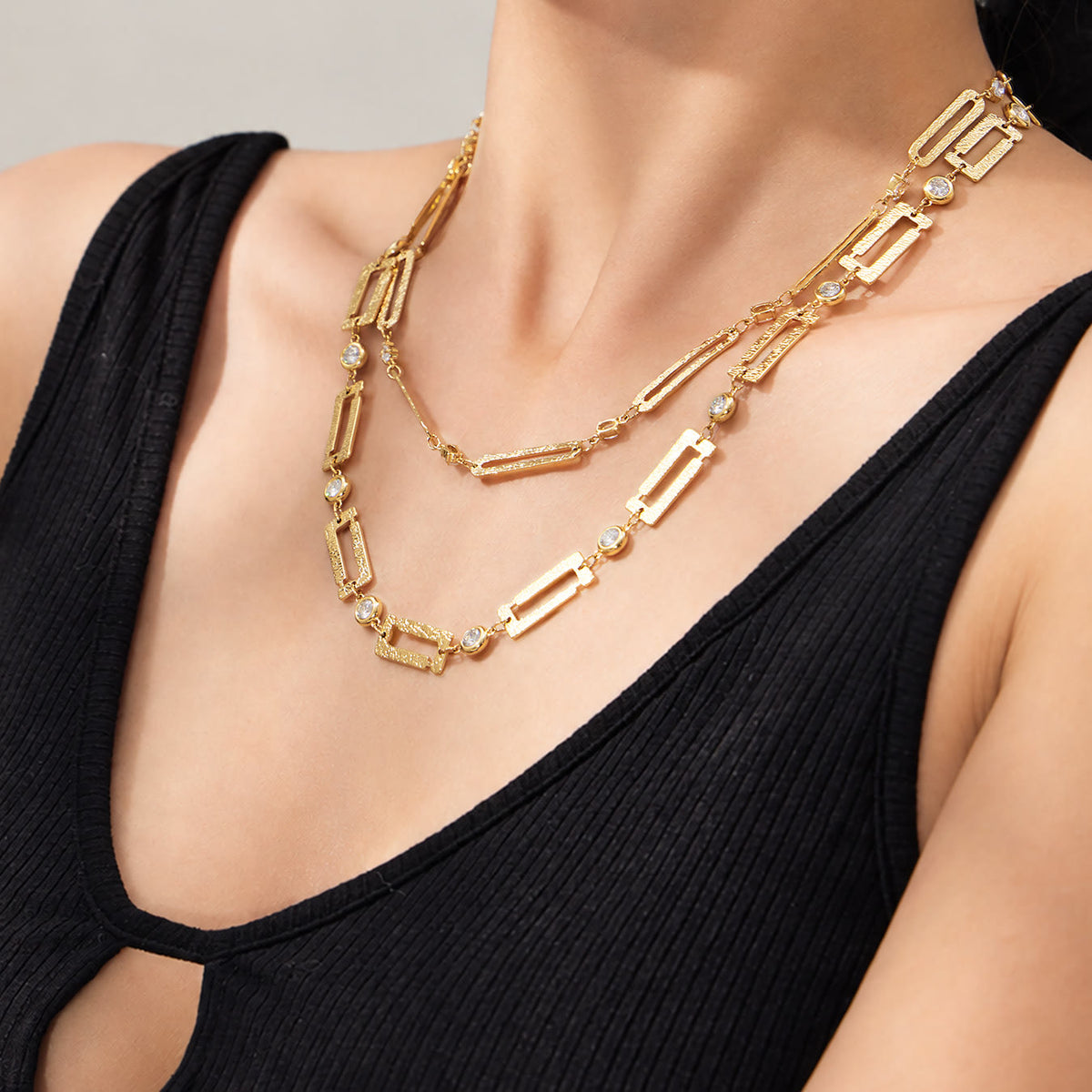 Miduoduo P442 Rectangular Link Necklace - Single Chain Model Wearing View 03