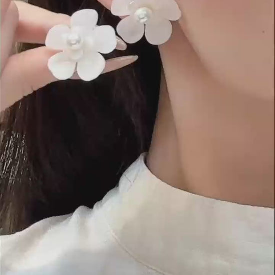 White pearl flower stud earrings, 316L stainless steel hypoallergenic waterproof feminine floral daily women jewelry