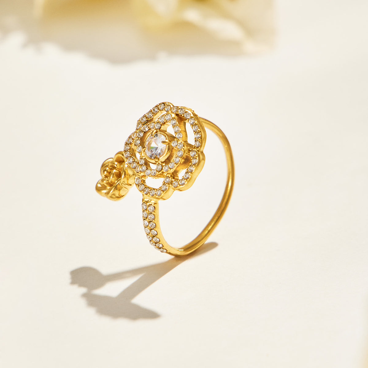 Elegant spiral open ring with zircon details