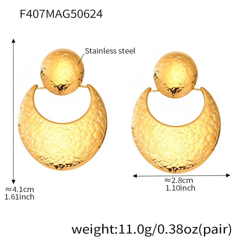 Size and weight measurements for the 18K gold plated 316L stainless steel hammered crescent earrings.