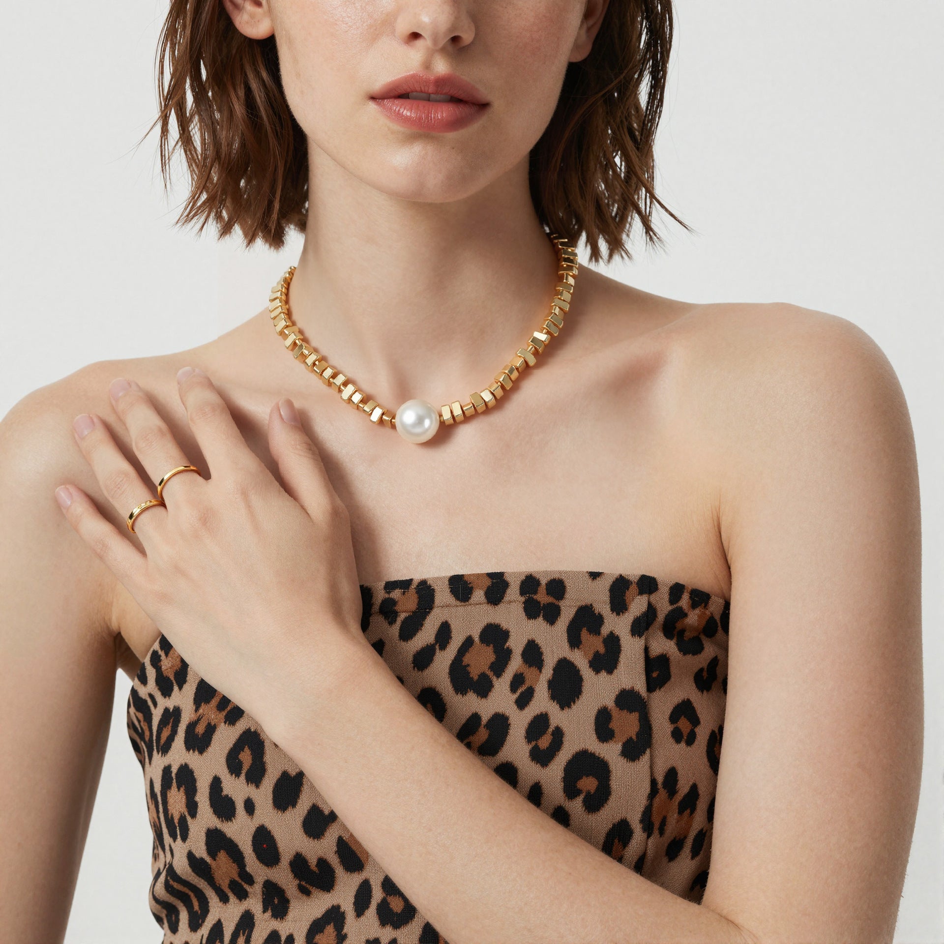 model wearing 316L stainless steel irregular pearl chain necklace on collarbone