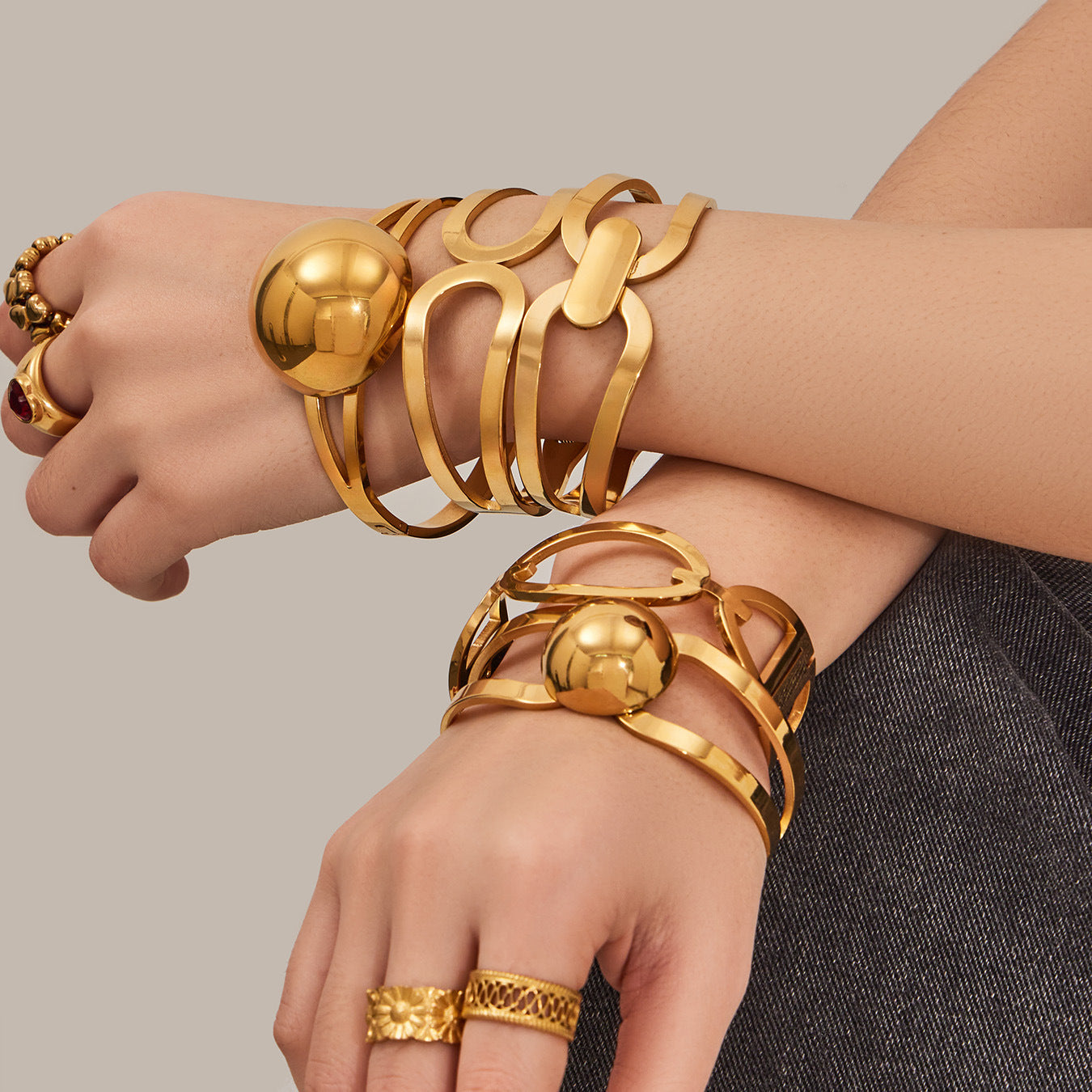 316L Stainless Steel 18K Gold PVD Minimalist Geometric Bracelet - front view showcase