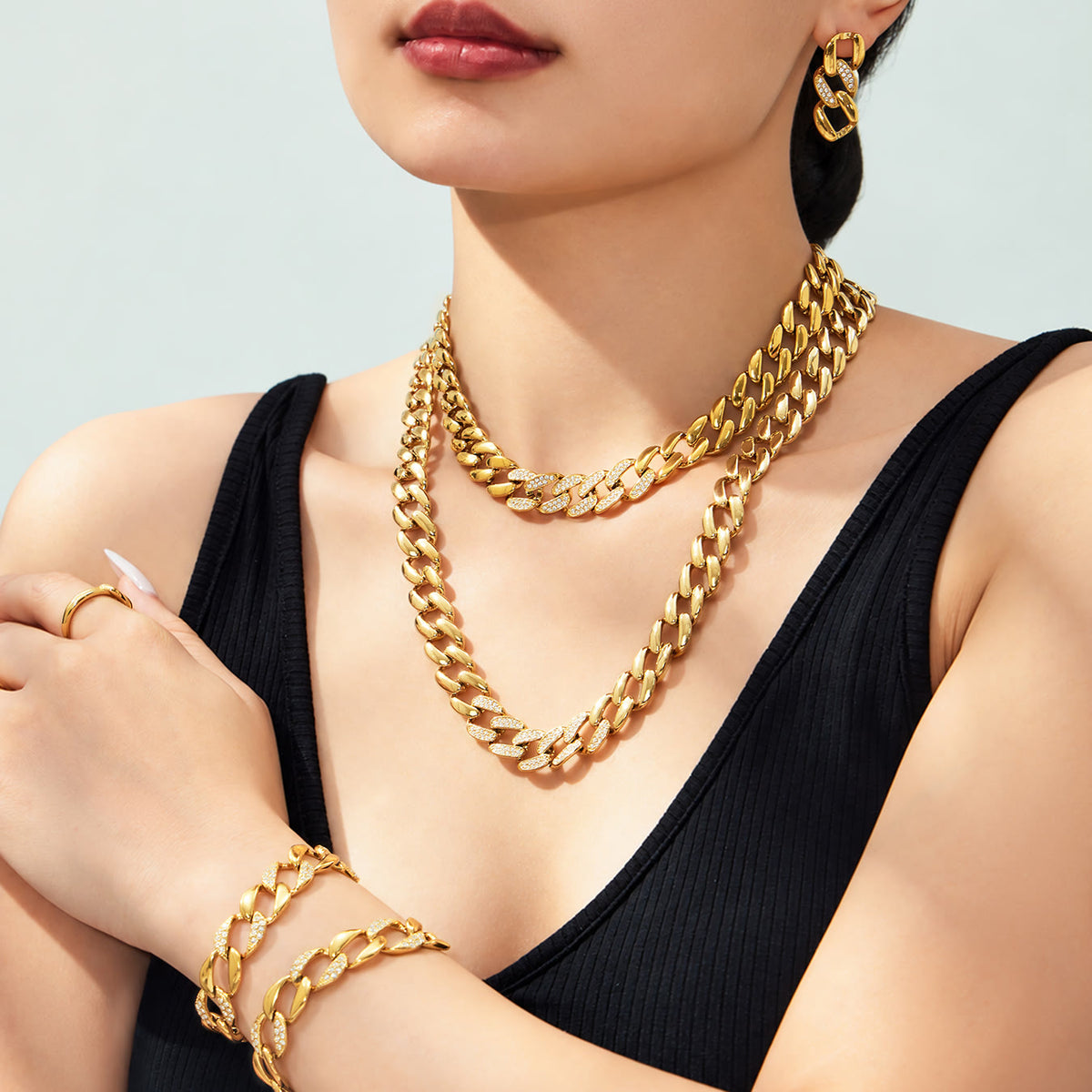 Miduoduo TXP628 Cuban Chain & Earrings - Model Wearing Close-Up View 03