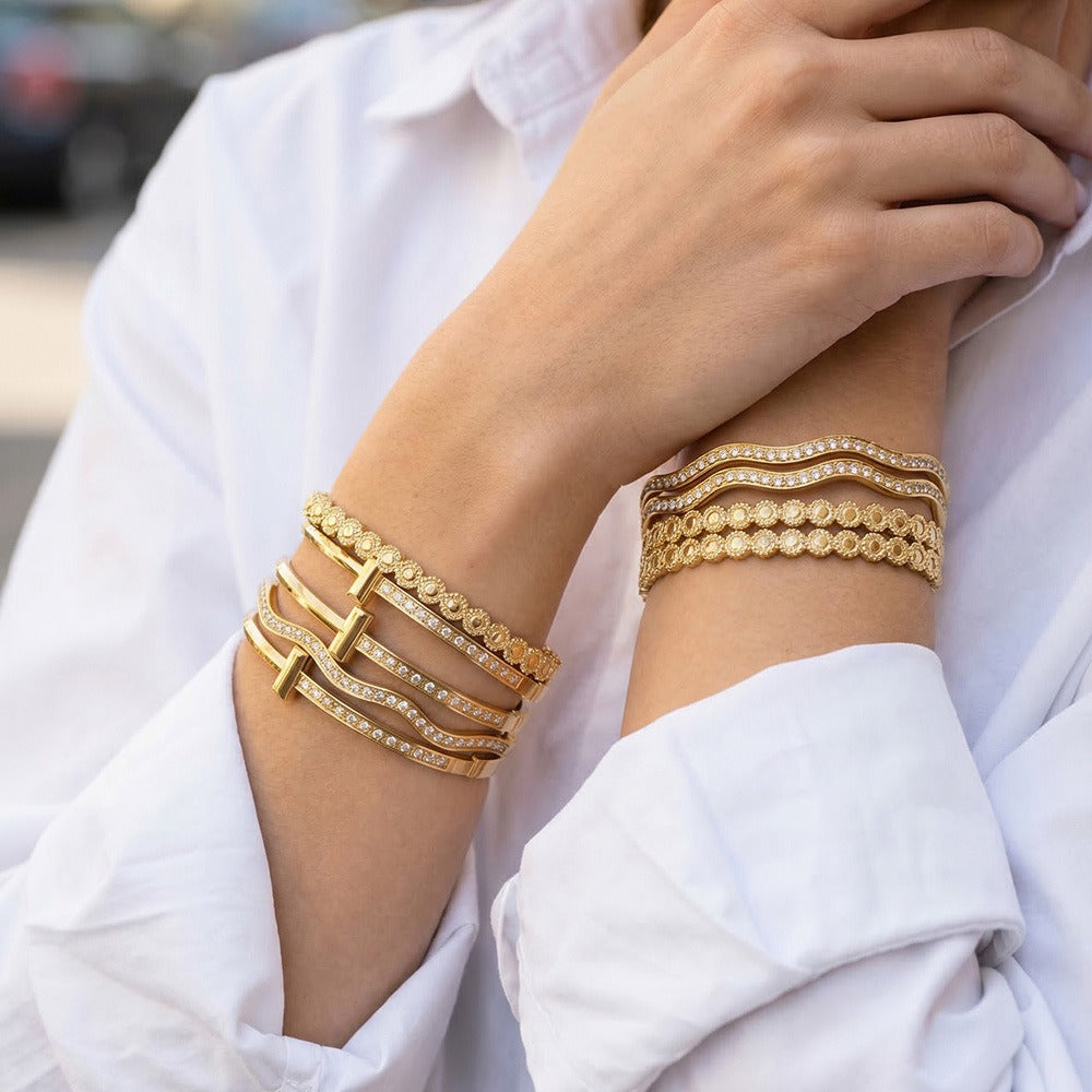 Elegant wave bangle in gold finish