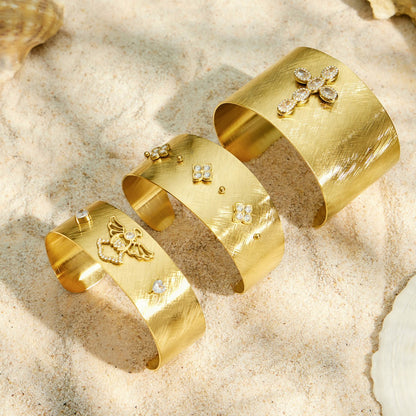 Elegant four-leaf zircon bangle