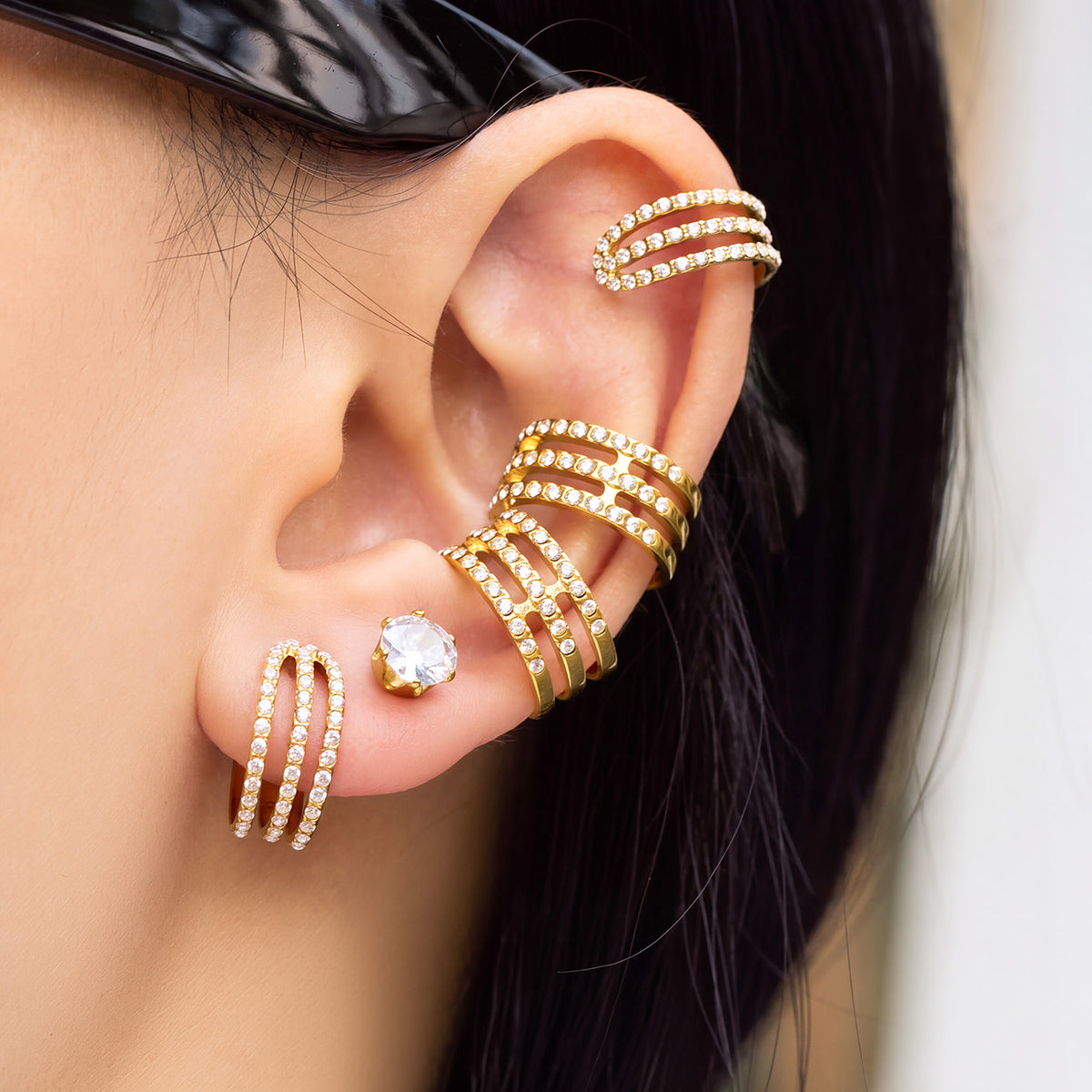 Stylish zircon ear clip in gold