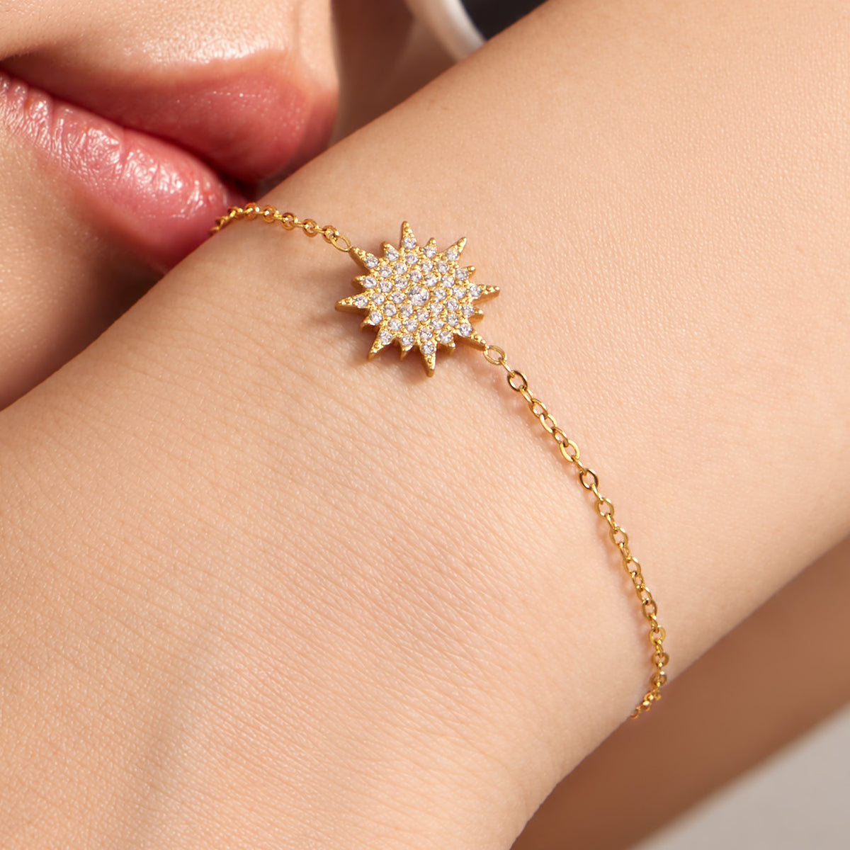 Zircon star bracelet in 18K gold finish
